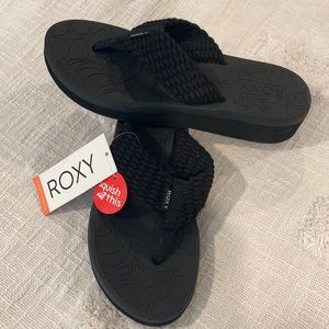 NWT Roxy black size 9 flip flops